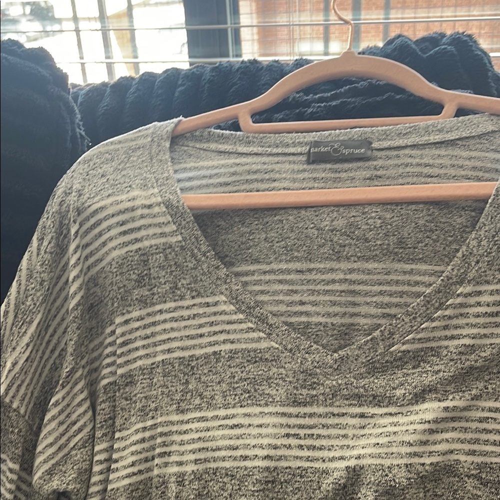 Market & Spruce Heathered Gray V-Neck Top